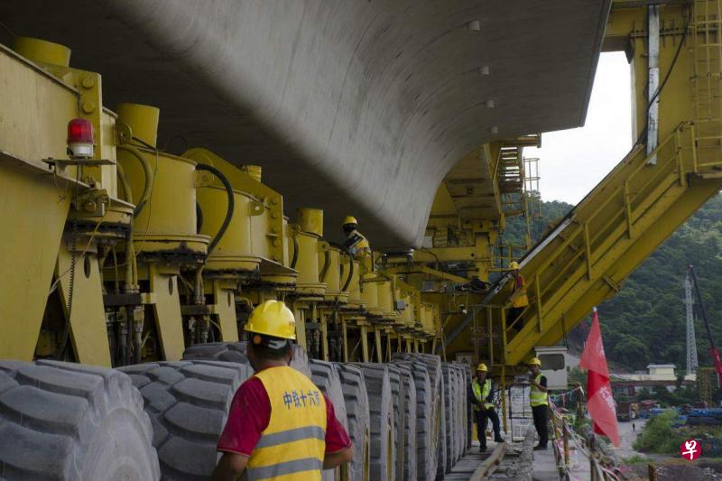 中国首条直通中越边境高速铁路开始铺轨