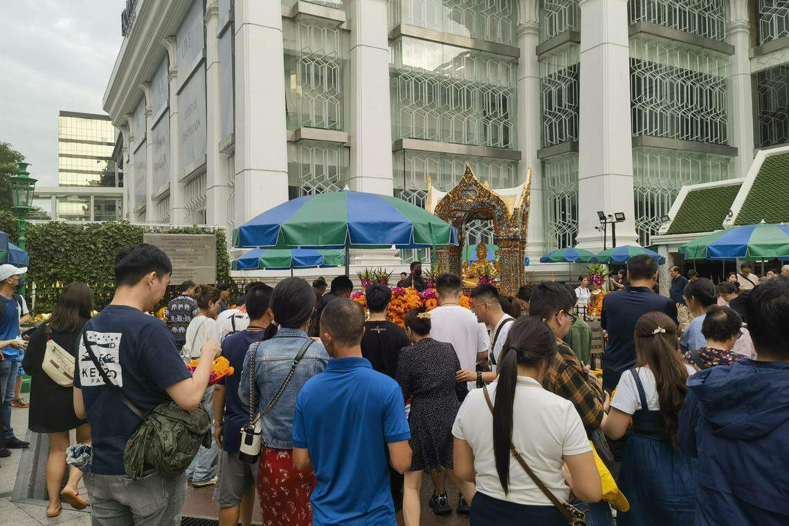 尽管负面新闻缠身,泰国依然是许多中国游客的热门旅游目的地。图为中国游客十一黄金周假期在曼谷网红景点“四面佛”打卡。(中新社)