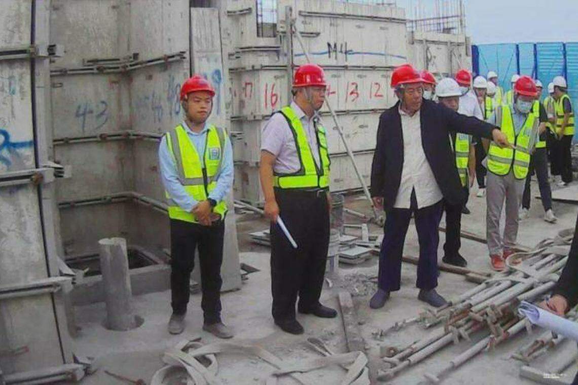 碧桂园发布新闻稿显示,杨国强(左三)10月11日在顺德项目工地调研指导工作。(碧桂园微信公号)