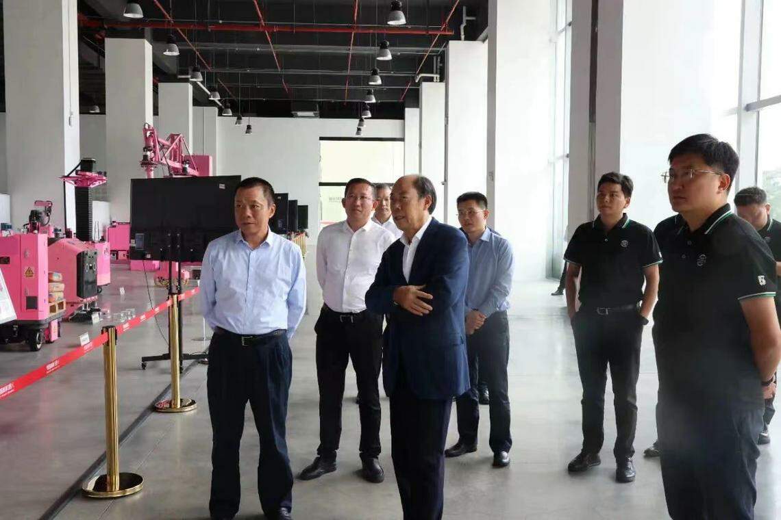 碧桂园发布新闻稿说,杨国强(左三)星期二在碧桂园总部接待中国农业发展集团有限公司董事长曹江林(左一)一行。(碧桂园微信公号)