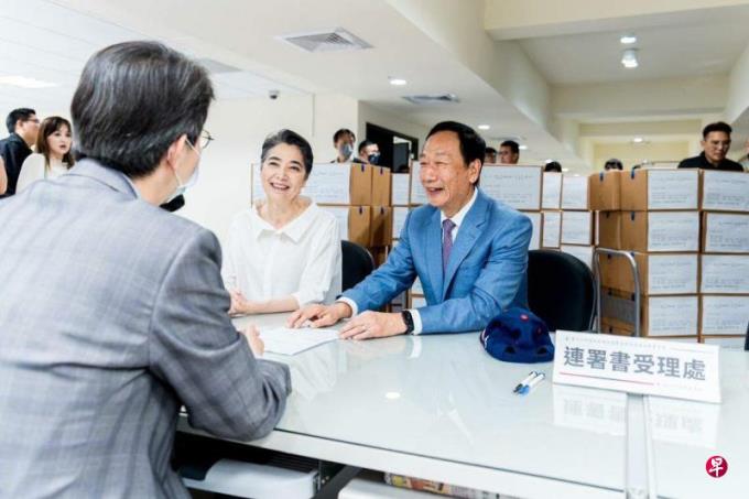 郭台铭递交连署书没公布数量 强调会继续奋勇向前