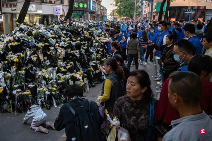 中国民众献花 李克强合肥故居外鲜花成山