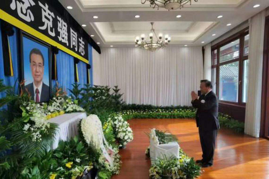 访者前往设在北京的李克强灵堂吊唁,灵堂正上方悬挂着黑底白字的横幅“沉痛悼念克强同志”。(互联网)