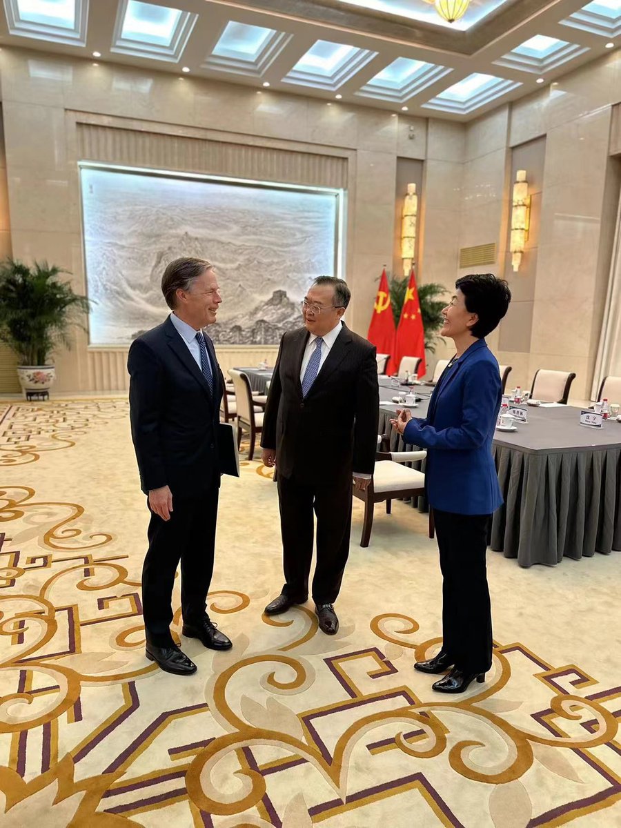 美国驻华大使伯恩斯(左)与中联部部长刘建超(中)和副部长孙海燕(右)10月31日就美中关系进行讨论。(伯恩斯社交平台X)