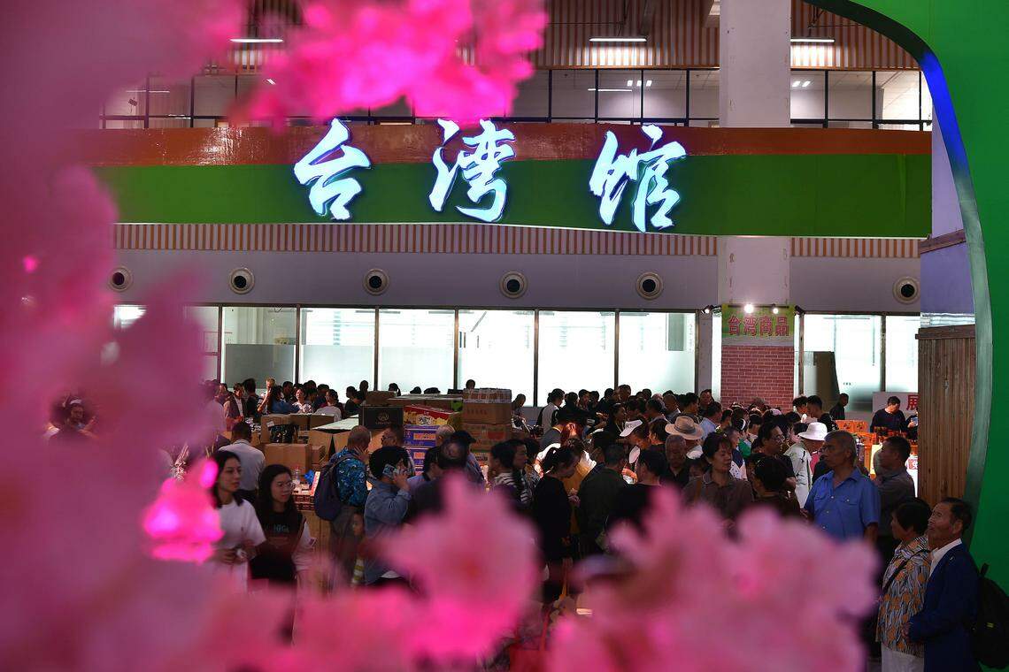 大陆官方9月宣布支持福建建立两岸融合发展示范区,推进厦金、福马等重点区域融合。图为11月在福建省三明市开幕的海峡两岸林业博览会暨投资贸易洽谈会。 (中新社)
