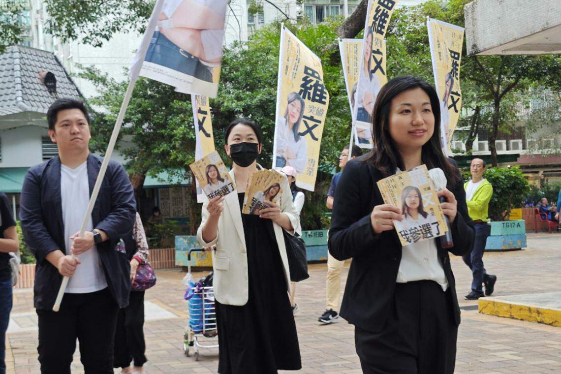香港虽然是国际化的发达城市,社会上仍有许多人需要帮助,罗文(右)于是毅然报名参选。图为她在街头拉票。(受访者提供)