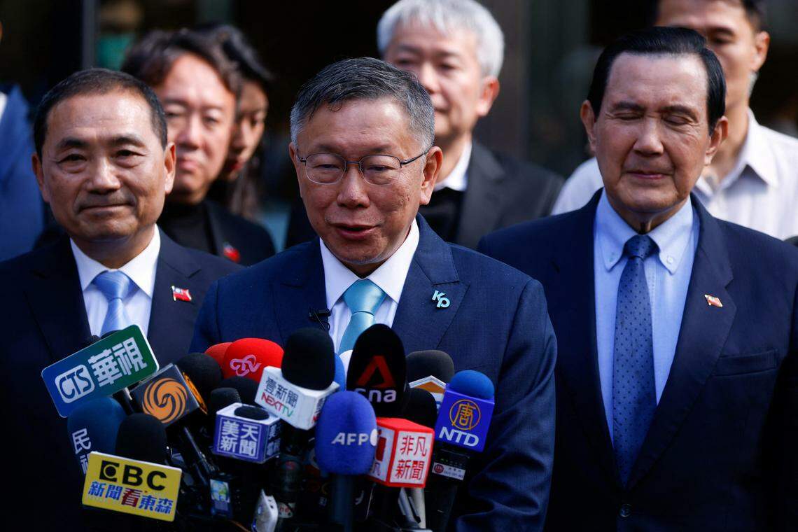 柯文哲在蓝白协商之后跟媒体讲话,神情凝重。他过后出席座谈时坦言心情不好。(路透社)