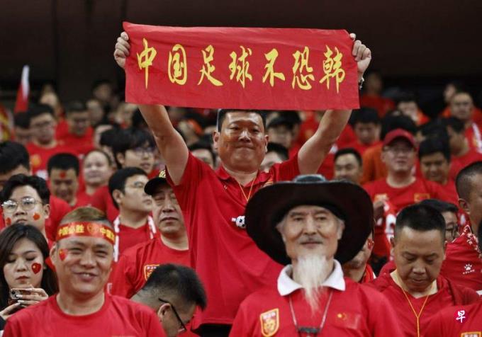 中国国足世预赛不敌韩国 在球迷预料之中