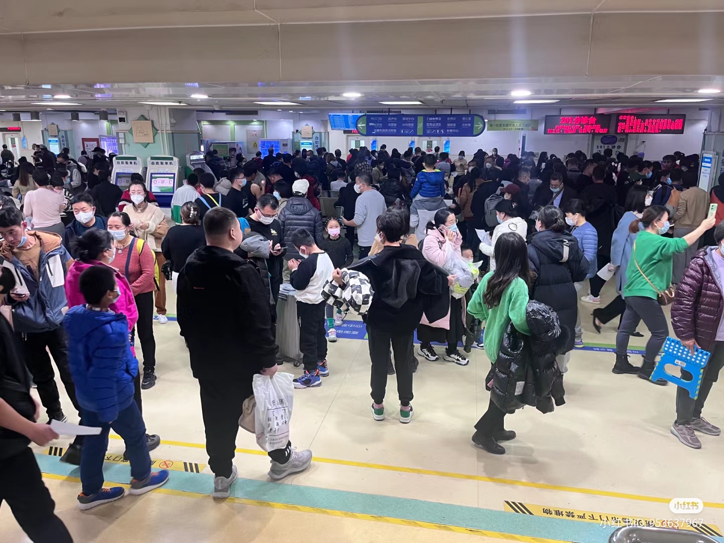 北京市儿童医院挤满着看病的人潮。(互联网)
