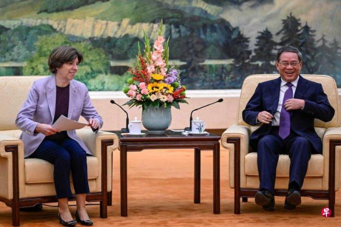 法国外长科隆纳访华 学者:为习近平明年访法铺路