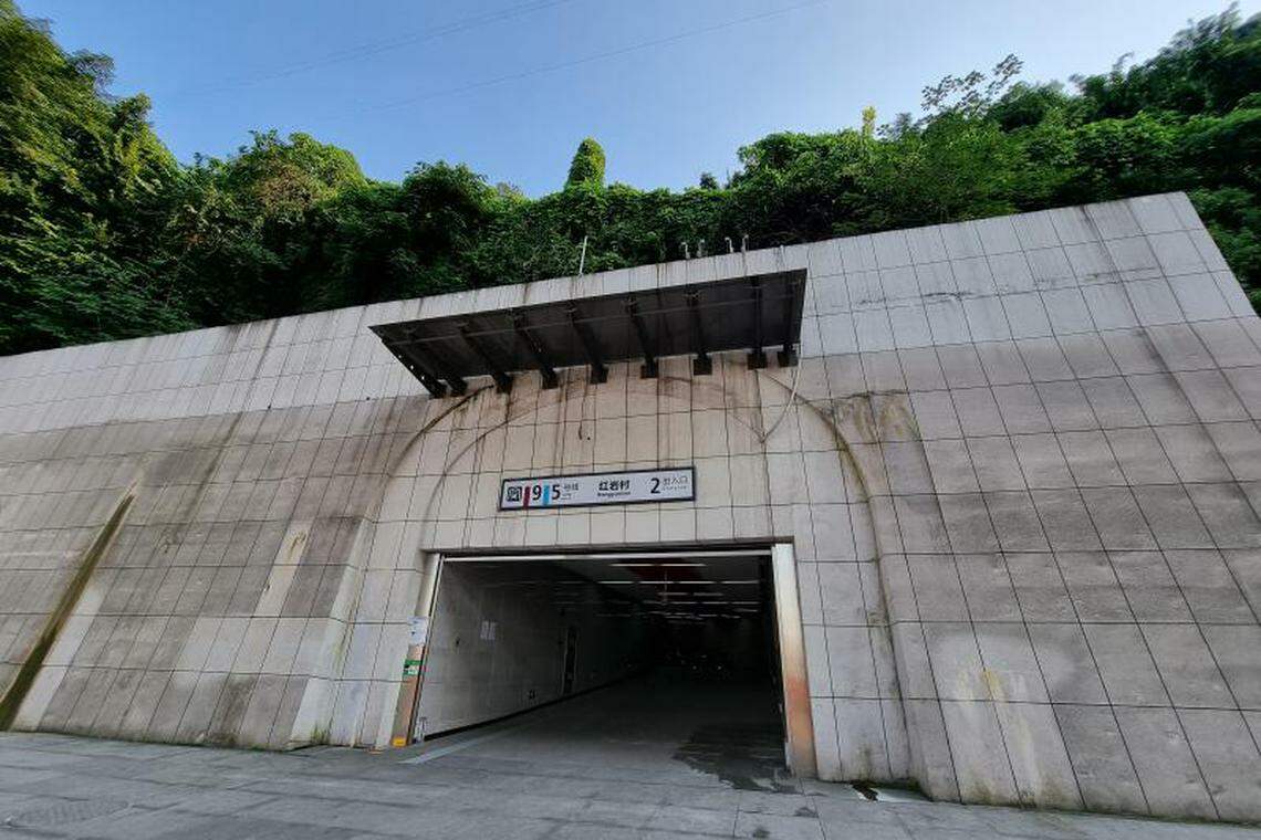 红岩村地铁站目前开放两个出入口,图为二号口外观。(王纬温摄)