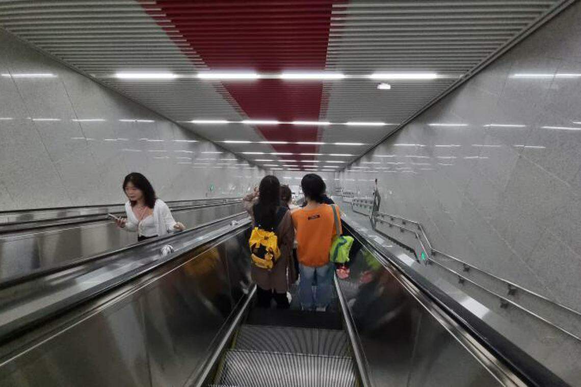 红岩村站四号口入站,需乘坐七段自动长扶梯下山至安检进闸口,路程约八分钟。(王纬温摄)