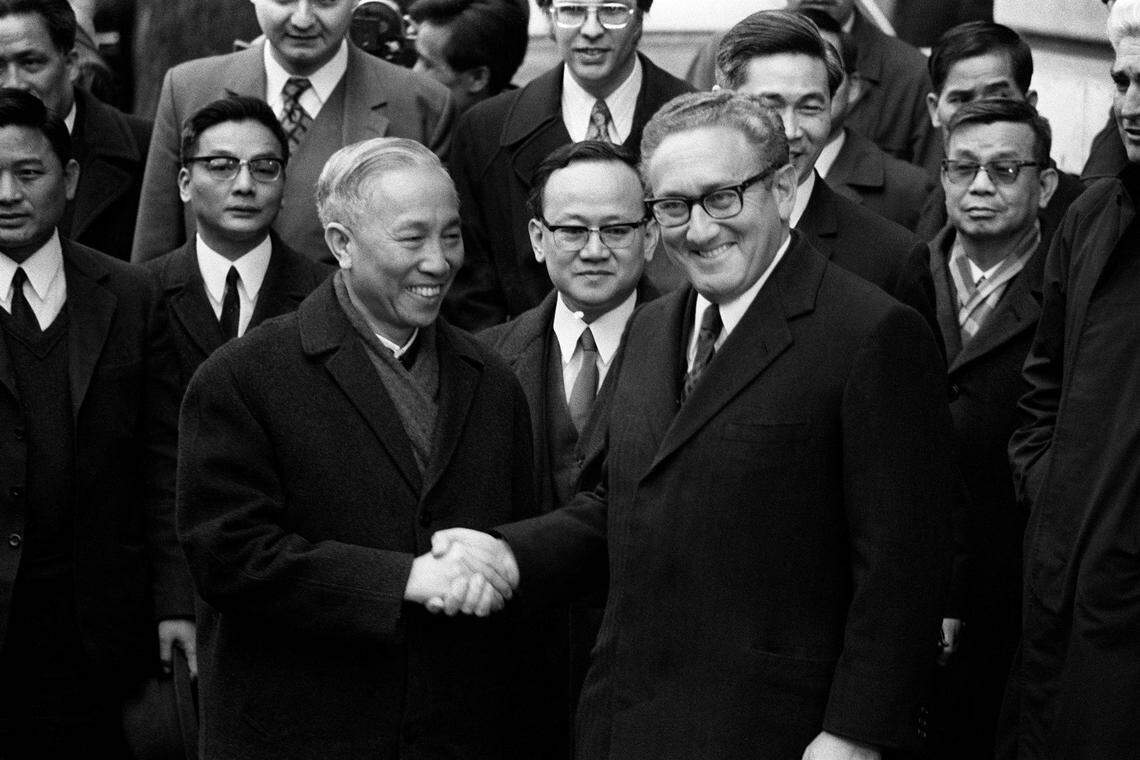1973年1月23日,基辛格(右)在巴黎完成结束越南战争的谈判,同他握手的是北越谈判代表黎德寿。(法新社)