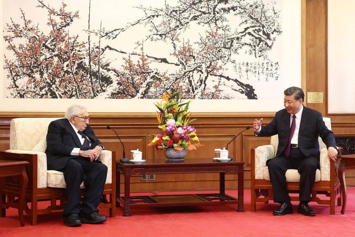 2023年7月20日,100岁高龄的基辛格(左)最后一次访问北京,与中国官方会晤。此时距基辛格首次访华已过去52年,此次会面地点是钓鱼台国宾馆五号楼,这是52年前他会见中国总理周恩来的场所。(法新社)