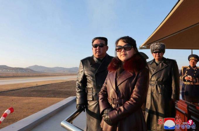 朝鲜结合金正恩与金正日形象 暗示金珠爱是接班人