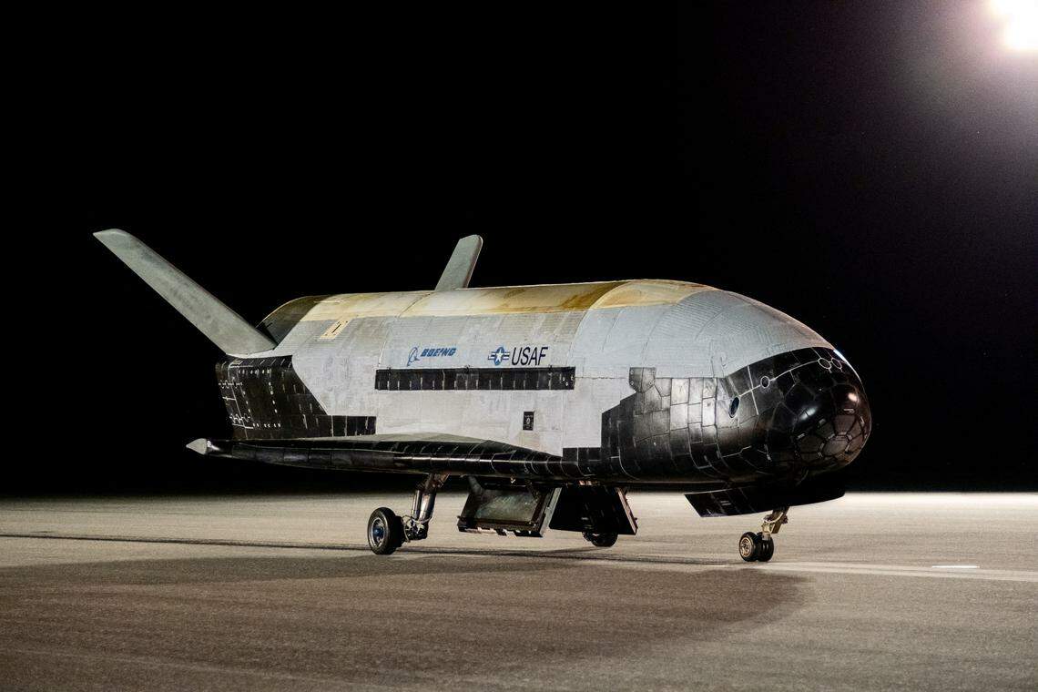 X-37B是由美国波音公司为美国军方研发的太阳能无人空天飞机。(路透社)