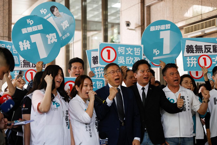 这次台湾立委选举若出现蓝绿席次都不过半的情况,被视为第三势力的民众党,将扮演立法院关键角色。图为台湾民众党主席兼总统候选人柯文哲(前排左三)与支持者,12月11日在台湾中选会外造势。(路透社)