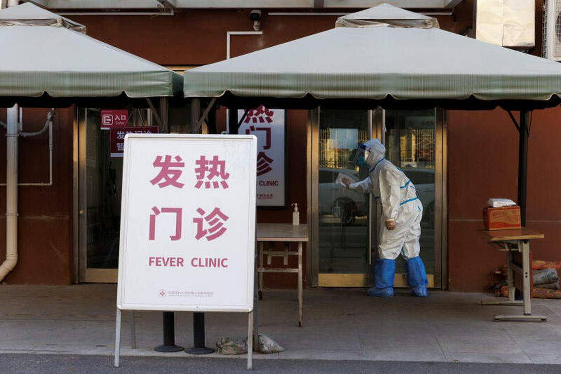 疫情期间,一些医院停止了住院收治工作,只留下门诊部。图为去年11月北京一家医院的发热门诊外。(路透社)