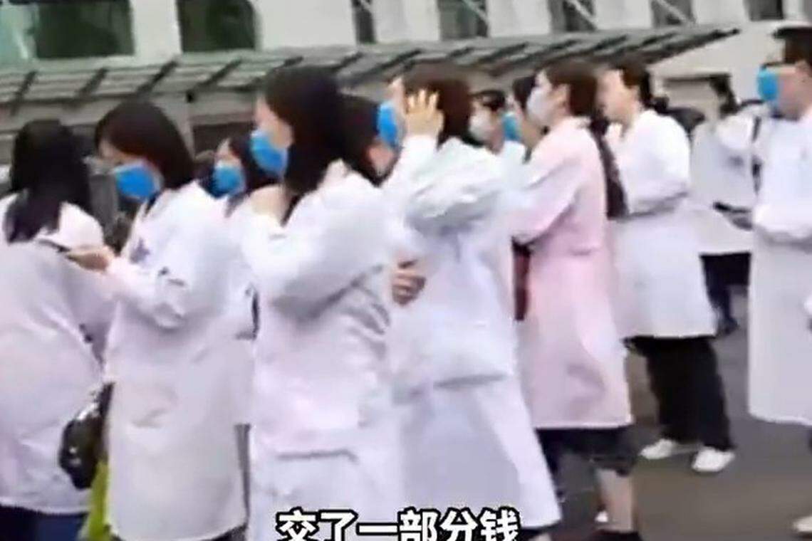 河南汝州妇幼保健院员工在医院门口讨薪维权。 (视频截取)