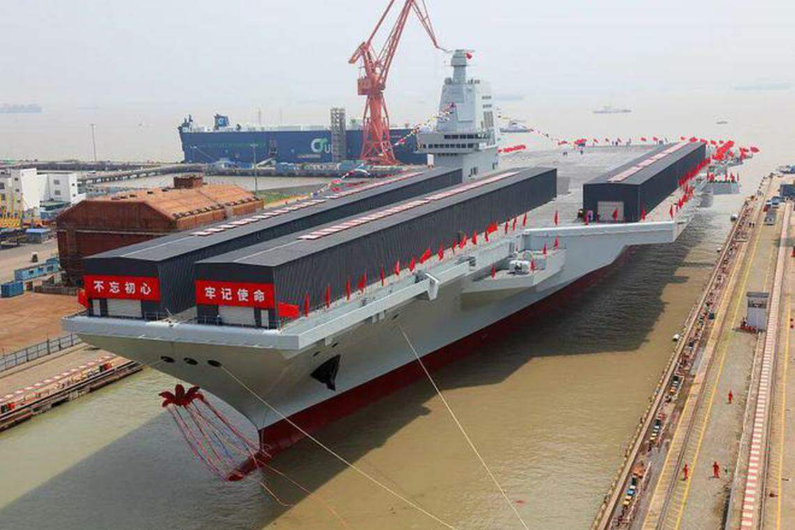 福建舰2022年6月下水的画面显示,福建舰上三条电磁弹射器还都罩着大棚。(互联网)