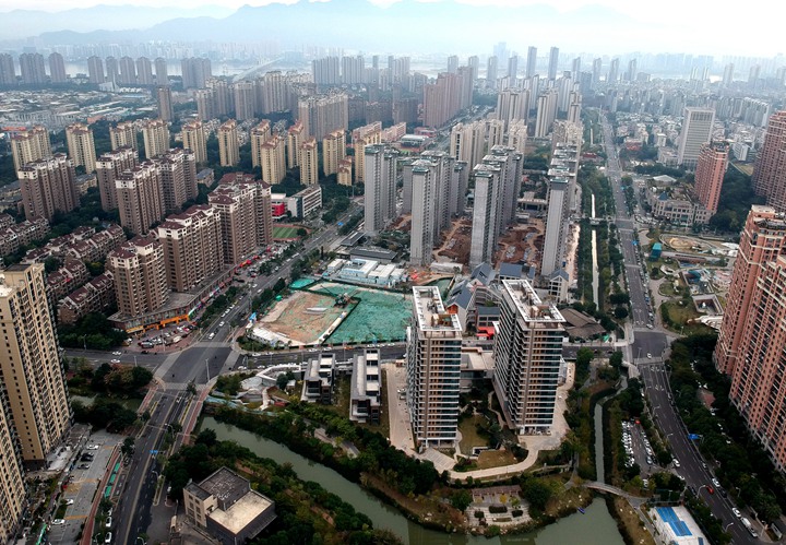 中国房地产行业薪酬相比巅峰期已腰斩。图为福建省福州市区一处新建住宅。(中新社)