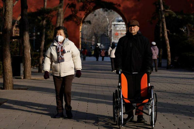 官方数据显示,截至2022年底,中国60岁及以上人口为2.8亿人,占总人口的19.8%。图为北京一名老人1月16日推着轮椅在公园散步。(路透社)