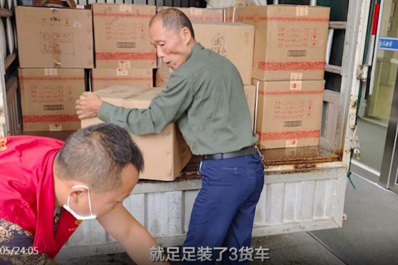 湖南反腐纪录片称,常德市政协原党组副书记、副主席汤祚国被曝“嗜酒无度”,在家里专门有房间放酒,光高档酒就足足装了三辆货车。(视频截图)