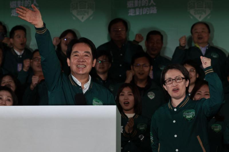 台湾候任总统赖清德(左)和候任副总统萧美琴,在1月13日胜选之夜向支持群众挥手示意。(法新社)