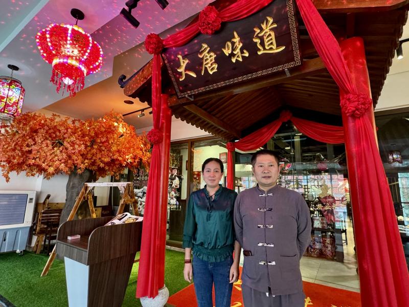 为了经营吉隆坡的餐馆生意,李建朋(右)和太太毕琦去年移居马国,今年是他们第一年没有在中国吉林省的老家过年。(萧郡瑜摄)