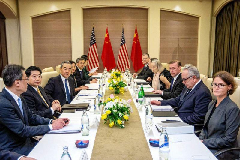 中共中央外事工作委员会办公室主任、外长王毅(左三)1月26日在泰国曼谷与美国国家安全顾问沙利文(右三)举行两天会谈,台湾问题是双方讨论的重点之一。(新华社)