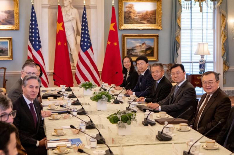 上个月,华盛顿,美国国务卿布林肯(前左)与刘建超(前右)。