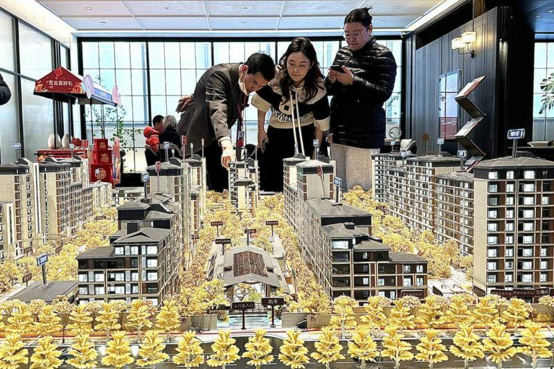 中国今年开年房地产销量平淡。根据克而瑞公布的1月房地产市数据,新房供求两淡、环比降幅均超四成。图为1月5日,购房者在北京一售楼处了解楼盘信息。 (中新社)