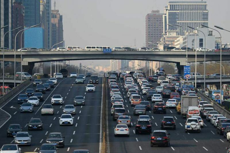 中国工信部数据显示,去年新能源汽车销量同比增长37.9%,比2022年的93.4%大幅收窄。图为摄于1月16日的北京中央商业区街道。(法新社)