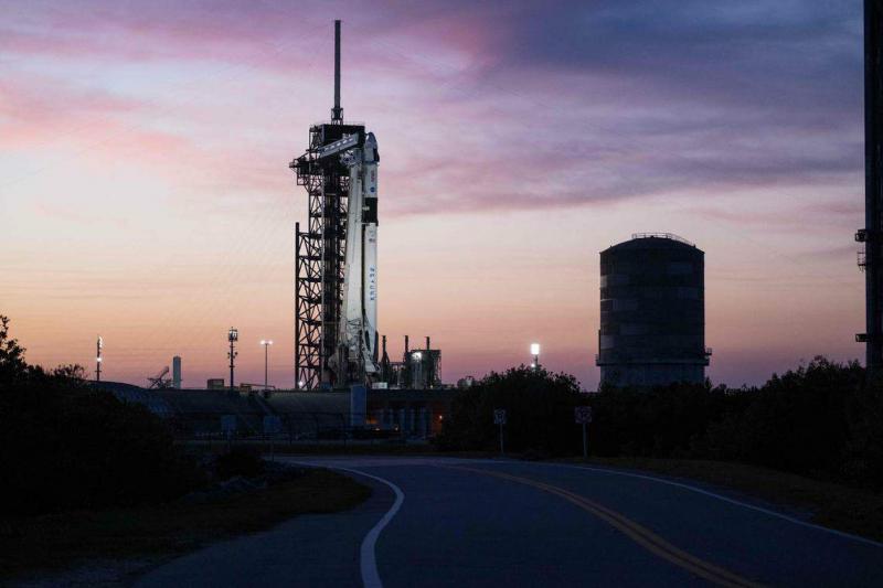 不少观点质疑,中国的模式能否孕育出可赶超美国SpaceX的中国航天巨头。图为SpaceX公司的猎鹰9号火箭在位于佛罗里达州的美国国家航空航天局肯尼迪航天中心,摄于2月27日。(法新社)