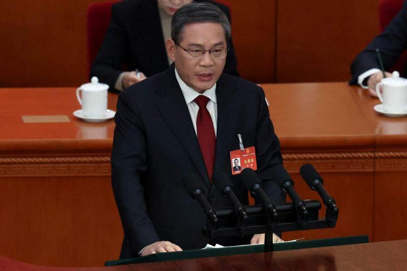 中国国务院总理李强星期二(3月5日)在全国人大会议开幕会上,宣读今年度政府工作报告。(路透社)