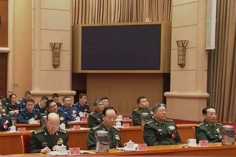 中国人民解放军战略支援部队司令员巨乾生(左二)也出席了解放军和武警部队代表团成立会。(视频截取)