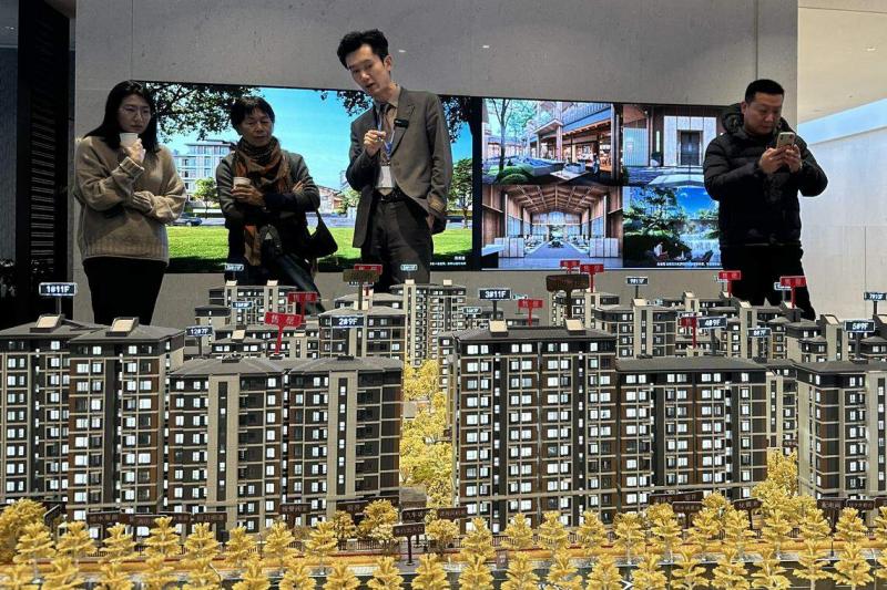 中国国家统计局数据显示,今年1月份,70个大中城市商品住宅销售价格环比降幅整体收窄、同比整体延续降势。资料图为1月5日,民众在北京一售楼处了解楼盘信息。(中新社)