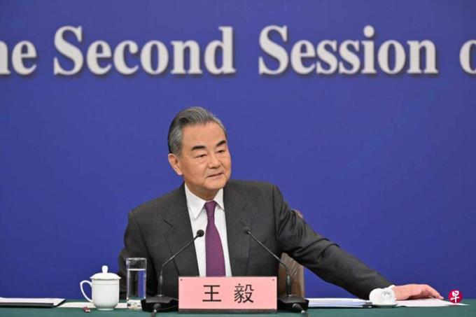 王毅:中国外交将更自信自立 主持公道正义