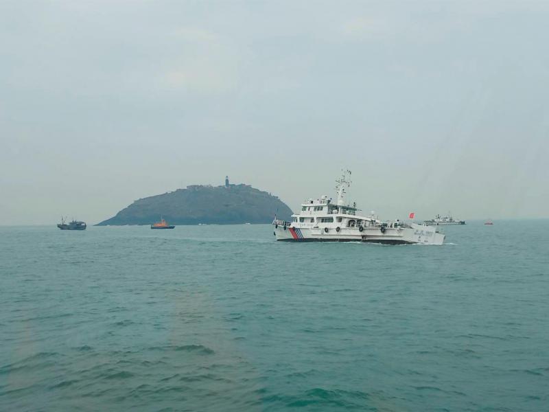 台湾海警船星期四在金门东碇岛附近水域巡逻,以搜救落海的两名中国大陆渔民。(路透社)