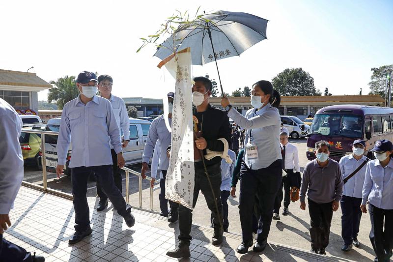 2月20日,在金门水域落海的罹难者家属在金门准备与台湾海巡代表就船只翻覆事件进行谈判。(法新社)
