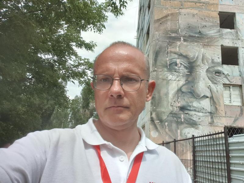 瑞典国际事务研究所斯德哥尔摩东欧研究中心分析员乌姆兰德,于俄乌战争前走访阿夫迪夫卡。(取自社交媒体平台X)