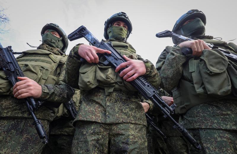 2月22日,克里米亚半岛的俄罗斯士兵在俄军阵亡纪念碑揭幕仪式上列队。(路透社)