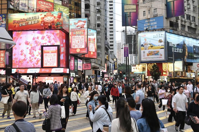 近年香港人口结构变化加速且明显。在目前750万人口的香港,具有大陆背景的新移民比率越来越高。图为香港铜锣湾一带人头涌涌。(中新社)