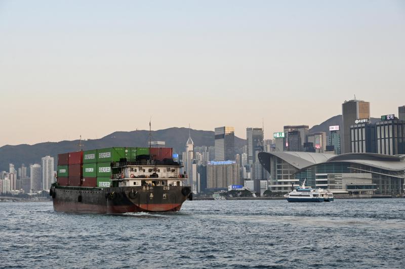 维港两岸高楼大厦以往经常展示的跨国企业广告,近些年很多换成了中国企业广告。(中新社)