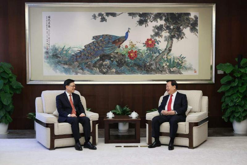 中共中央港澳工作办公室主任、中国国务院港澳事务办公室主任夏宝龙(右)3月21日在深圳会见香港特首李家超一行,听取有关工作情况汇报。(中新社)