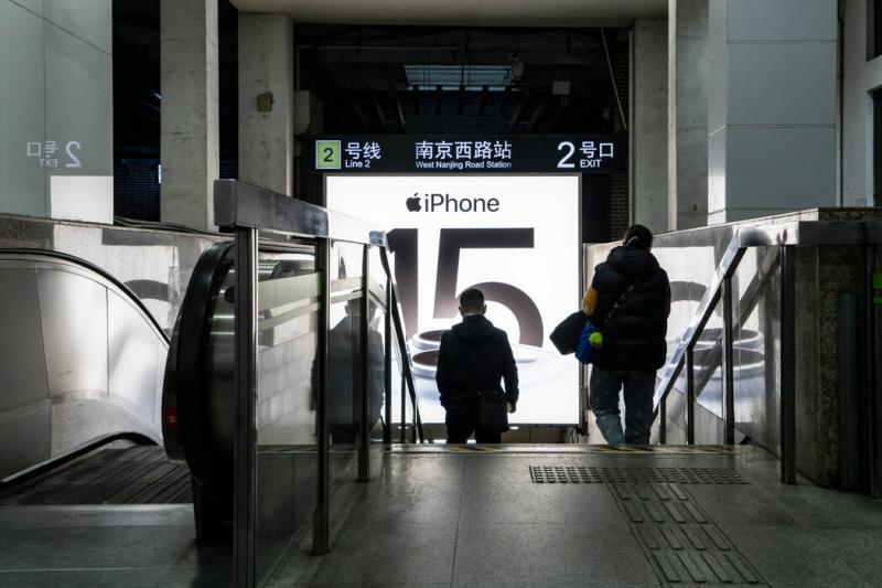 上海的一个地铁站入口,摄于本月。iPhone今年年初在中国的销量下降了24%,与此同时,国内龙头企业华为的销量增长了64%。