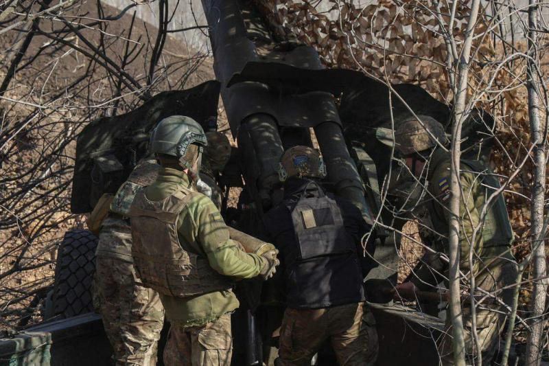 乌克兰士兵奋力抗击俄军,但进展甚微,乌军在战场上越来越被动。图为本月11日在乌东顿涅茨克,乌克兰士兵准备向敌军阵地开炮。(路透社)
