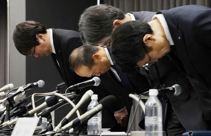 3月29日,小林制药公司社长小林章浩(左二)及相关负责人在日本大阪举行的新闻发布会上,为近日爆发的食安风波鞠躬致歉。(法新社)