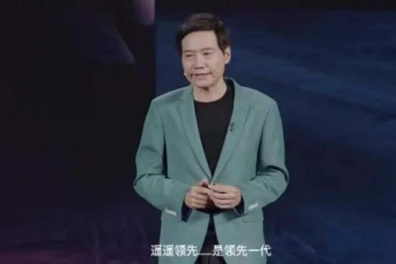 雷军在介绍小米电动车续航能力时喊出了“遥遥领先”,随后又改口说“领先一代”。(互联网)