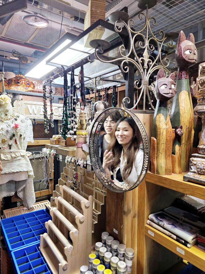35岁的房雷两年前在董家溪如愿开设名叫“唯物主义”的二手店。店里售卖各式各样特色摆件,空间色彩丰富,古色古香,吸引不少年轻人前去打卡。(王纬温摄)